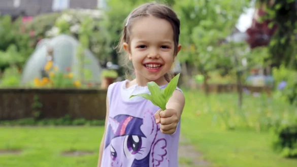 Kind mit Blatt - &copy; Foto: Mascha Brichta/dpa-tmn