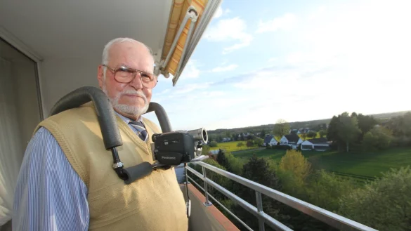 Vorf&uuml;hrung auf dem Balkon: Dietmar Schultze-Petzold hat sein K&ouml;rperstativ &uuml;ber die Schultern gelegt. - &copy; Daniel Hobein