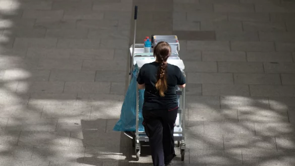 Geb&auml;udereinigerin - &copy; Foto: Sebastian Kahnert