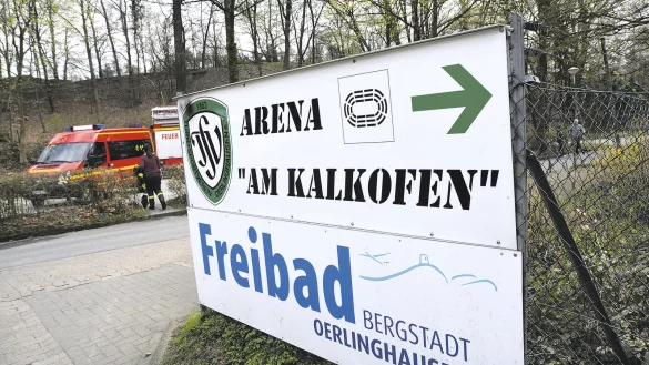 Tragisch: Nach dem Unfall im Freibad sind die Sorgen um den kleinen Jungen, der zu ertrinken drohte, gro&szlig;. Das Foto entstand am Ungl&uuml;ckstag. Im Hintergrund ist ein Einsatzfahrzeug der Feuerwehr zu sehen. - &copy; Karin Prignitz