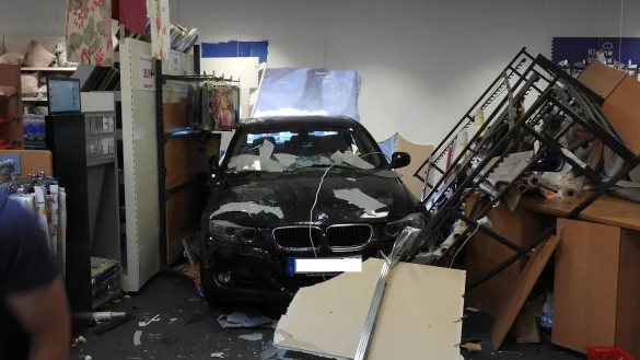 Erst im Inneren des Stelter Wohnstore kam der Wagen zum Stehen. - &copy; Andreas Eickhoff