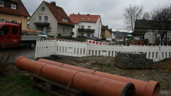 Die Bauarbeiten in der Bergstra&szlig;e in B&ouml;singfeld schreiten voran, w&auml;hrend die Anlieger aufatmen. Sie haben nach einj&auml;hriger Diskussion mit Verwaltung und Politik eine Minimierung der Beitr&auml;ge f&uuml;r den Gehweg und ein Zugest&auml;ndnis beim Oberfl&auml;chenwasser erreicht. - &copy; Sylvia Frevert