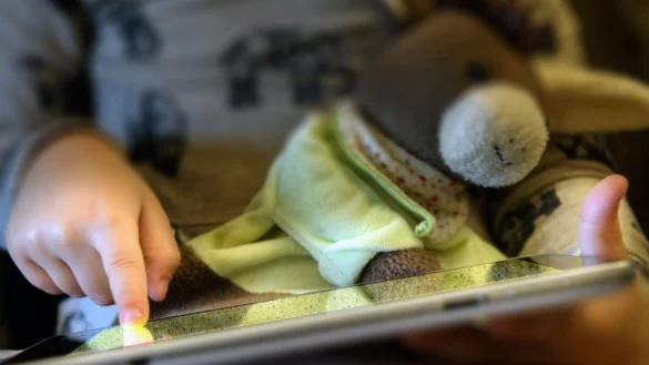 Kind mit Tablet - &copy; Foto: Hans-J&uuml;rgen Wiedl/dpa-Zentralbild/dpa