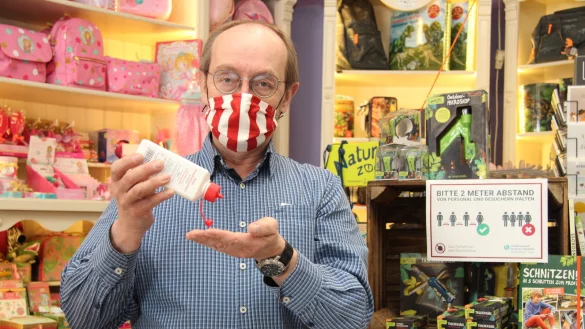 Detlev Niehaus macht es vor: F&uuml;r seine Kollegen und ihn hat er Mundsch&uuml;tze und Desinfektionsmittel bestellt. - &copy; Nadine Uphoff