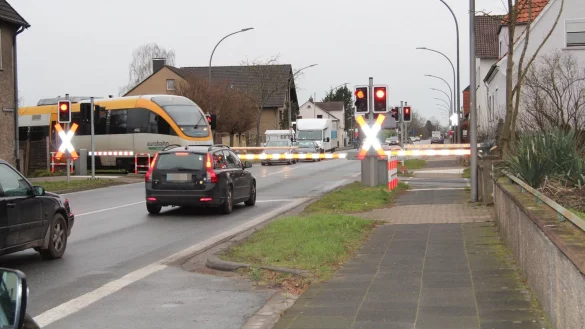 Die Sch&ouml;tmarsche Stra&szlig;e soll ausgebaut werden, was auch wegen des Bahn&uuml;bergangs nicht einfach ist. - &copy; Cordula Gr&ouml;ne