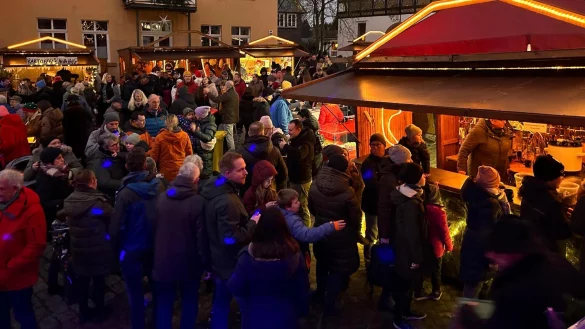 Anheimelnde Atmosphäre in der Dorfmitte: Heiden lädt zum Weihnachtsmarkt am dritten Adventswochende ein. - © Thomas Krügler