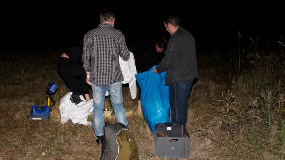 Die Spurensicherung in der Nähe des Fundortes der Leiche. - © Heidi Stork
