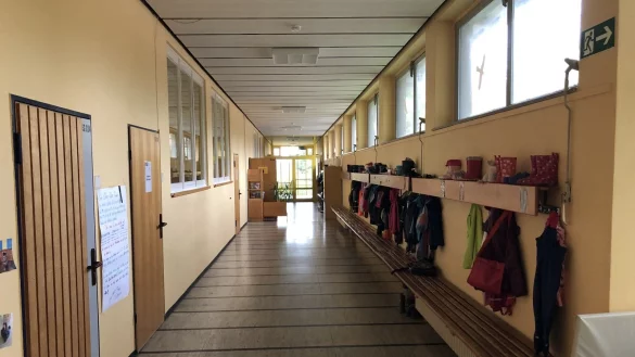 In der Grundschule Retzen soll eine Kita mit vier bis f&uuml;nf Gruppen entstehen, betrieben werden soll sie von Eben-Ezer, die Stiftung ist bereits Tr&auml;ger der Kita an der Rhienbachstra&szlig;e. Die Idee einer Montessorischule in dem Geb&auml;ude ist damit wohl vom Tisch.&nbsp; - &copy; Sven Kienscherf