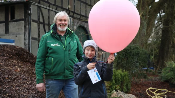 Guido Uphoff und sein Sohn Malte (9) mit einem der mit Helium gef&uuml;llten Ballons, die sie auch vor gut zwei Wochen haben steigen lassen. - &copy; Alexandra Schaller