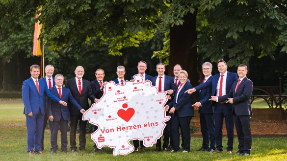 Die Akteure der beteiligten Sparkassen. - &copy; ? 2022 3hasen media., all rights reserved.