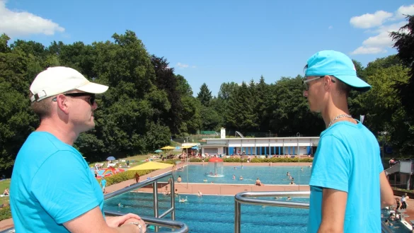 J&ouml;rg Mengedoht (41, links) und sein Kollege Sebastian Scheller (23) betrachten die Becken im Blomberger Freibad vom F&uuml;nfer aus. Die Schwimmaufsicht umrundet die Becken und kann im Notfall sofort eingreifen. - &copy; Silke Buhrmester