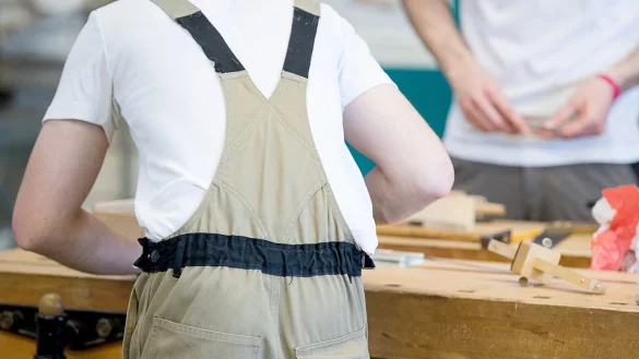 Azubis an der Werkbank - &copy; Foto: Sebastian Gollnow/dpa/dpa-tmn