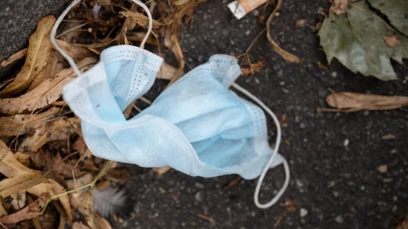 Weggeworfener Mund-Nasen-Schutz - &copy; Foto: Marijan Murat/dpa