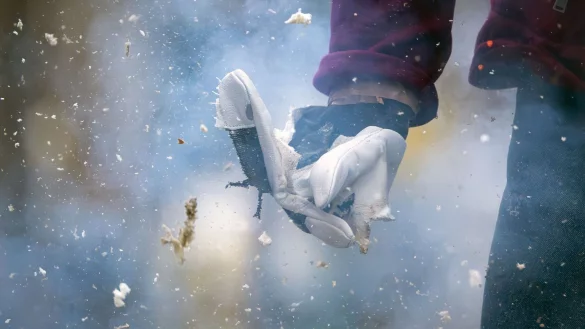 Die Sprengkraft von Böllern ist groß, illegale Böller sind meistens noch stärker. Hier wird diese Kraft an der Hand einer Puppe demonstriert. - © Soeren Stache/dpa