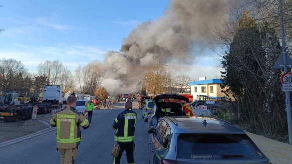 Am Mittwochnachmittag ist bei Relux Rohstoffe in Löhne ein Feuer ausgebrochen. - © Claus Frickemeier