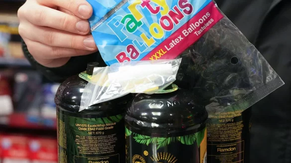 Luftballons, ein Mundst&uuml;ck und Lachgas in Dosen &ndash; das sind die Zutaten der vermeintlich ungef&auml;hrlichen Partydroge. Bielefeld l&auml;sst jetzt ein Verkaufsverbot an Jugendliche pr&uuml;fen. - &copy; Marcus Brandt/dpa