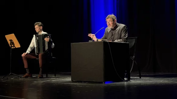 Pavel Efremov (links) unterst&uuml;tzt Stephan Sz&aacute;sz musikalisch bei der Lesung von Hemmingways "Der alte Mann und das Meer". - &copy; Jan Schillmann