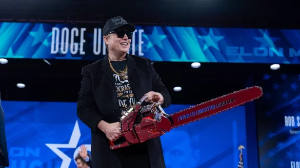 Plattformbetreiber wie Elon Musk ("X") sollen in der EU mit stärkeren Regeln konfrontiert werden, fordert jetzt das Land NRW. - © Jose Luis Magana/AP/dpa