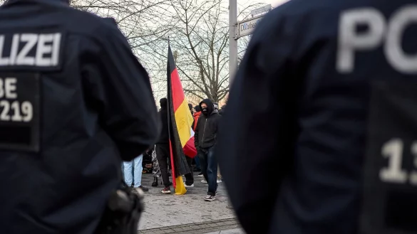 Immer wieder demonstrieren Rechtsextreme in verschiedenenen Städten. Dabei zeigen sich oft junge Szene-Anhänger, organisiert in neuen Gruppen. Die Entwicklung reicht bis OWL. - © Michael Ukas/dpa