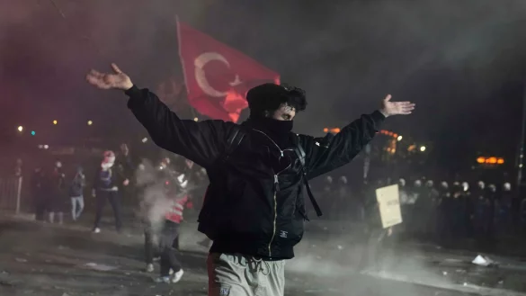 Die Proteste in der Türkei weiten sich in mehreren Städte aus. Reisende sollten Demonstrationen und Menschenansammlungen meiden. - © Khalil Hamra/AP/dpa