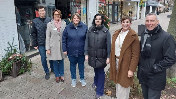Herzliche Begr&uuml;&szlig;ung der drei neuen Gesch&auml;ftsinhaberinnen in Bad
Salzuflens Innenstadt. Gemeinsam freuen sich (v.r.n.l.) B&uuml;rgermeister Dirk
Tolkemitt, D&ouml;rte B&ouml;deker, Sandra Rzehanek, Frauke Hellenbrand, Myriam Heidemann
(Fachdienstleitung Kulturelle Bildung, Event und Stadtmarketing) und Silke Gro&szlig;
(Stab Wirtschaftsf&ouml;rderung). &copy; Stadt Bad Salzuflen - &copy; Stadt Bad Salzuflen