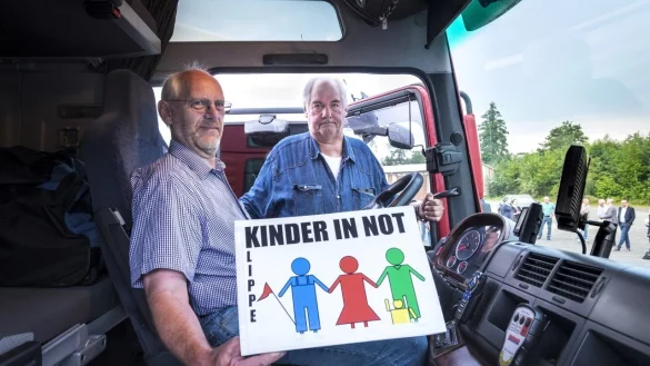 Lkw-Fahrer Bernhard Ostermeier f&auml;hrt bereits zum zweiten Mal beim Hilfskonvoi von J&uuml;rgen Wattenberg (hinten) mit, der letzte Instruktionen gibt. - &copy; Laurenz Tegethoff