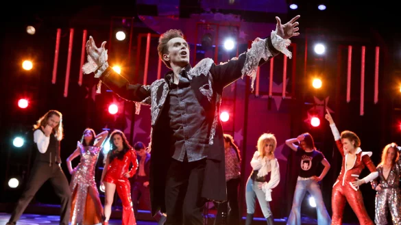 Tolles Ensemble: Ga&euml;tan Chaillly und die T&auml;nzer der Ballett-Compagnie des Landestheaters auf der B&uuml;hne. - &copy; Landestheater/Hupfeld