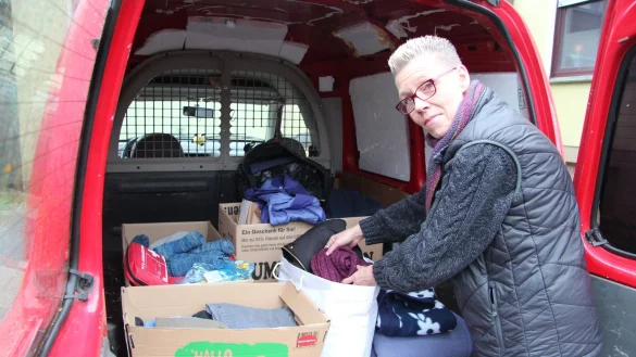Wagenladung voll Wintersachen: Ina Thomas sortiert warme Kleidungsst&uuml;cke und Decken, die im Detmolder Stadtgebiet an Obdachlose verteilt werden sollen. - &copy; Jana Beckmann