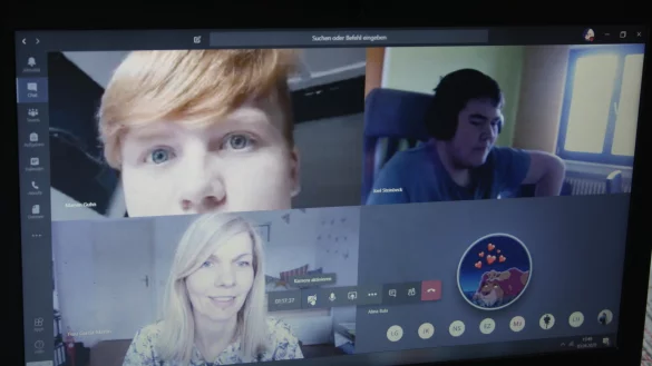 E-Learning: Friederike Garcia Martin (links unten) unterrichtet (im Uhrzeigersinn) Marvin Guhn, Joel Steinbeck und einen L&ouml;wen, der lieber unerkannt bleiben wollte. - &copy; Sekundarschule Lage