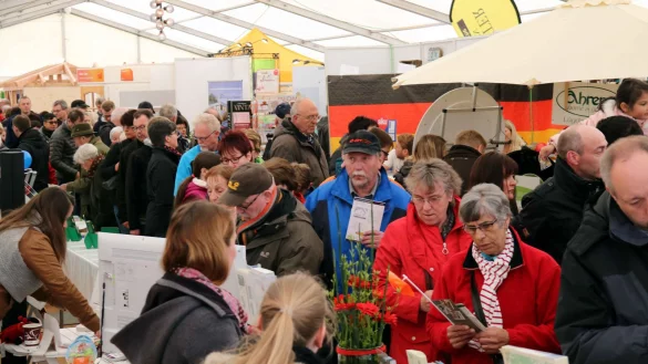 Messeatmosphäre: Die Besucher schauen, welche Innovationen die einzelnen Aussteller zu bieten haben und lassen sich inspirieren.  Viele Anbieter stellen spezielle Messeangebote zusammen. - © ArchivFoto: Lügde Marketing