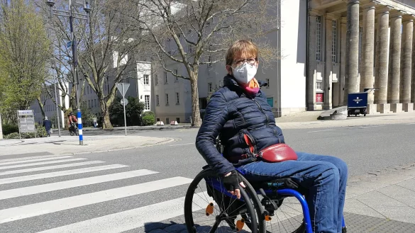 Rita Wacker vor dem Zebrastreifen im Rosental. Hier kann sie nur R&uuml;ckw&auml;rts runter fahren und setzt dennoch mit dem Fu&szlig;teil des Rollstuhls auf, weil die Bordsteinkante etwas zu hoch ist. - &copy; Freya K&ouml;hring