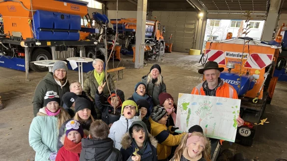 Bei der Strauchverschenk-Aktion der St&auml;dtischen Betriebe Detmold holen sich Oetternbach-Sch&uuml;ler begeistert ihren Mispelstrauch ab. - &copy; Annette Heuwinkel-Otter