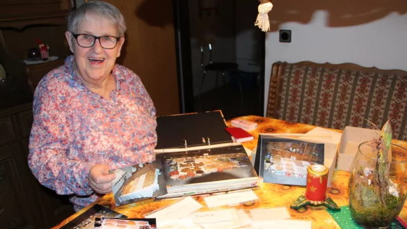 Den Rezeptfundus &ndash; die &auml;ltesten Oetker-Heftchen sind &auml;lter als 30 Jahre &ndash; bewahrt Adelheid Sprank ebenso auf wie die Fotos, die sie von ihren Ergebnissen gemacht hat. - &copy; Astrid Sewing