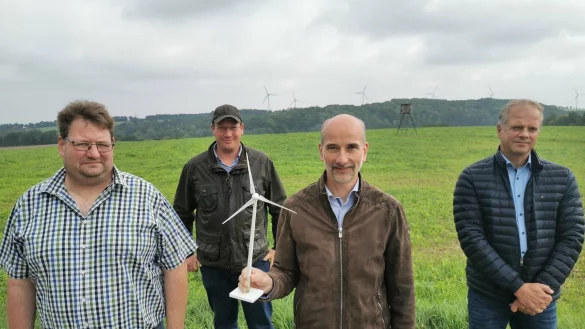 Stehen in den Startl&ouml;chern zum Bau einer Windkraftanlage auf dem Alverdisser Bromberg: (von links) Carsten B&uuml;schemann und Henning Herbrechtsmeier (beide Fl&auml;chengeber und Anteilsnehmer), Bauherr Dr. Dietrich Beverborg und Barntrups K&auml;mmerer Uwe Sch&uuml;nemann. - &copy; Sylvia Frevert