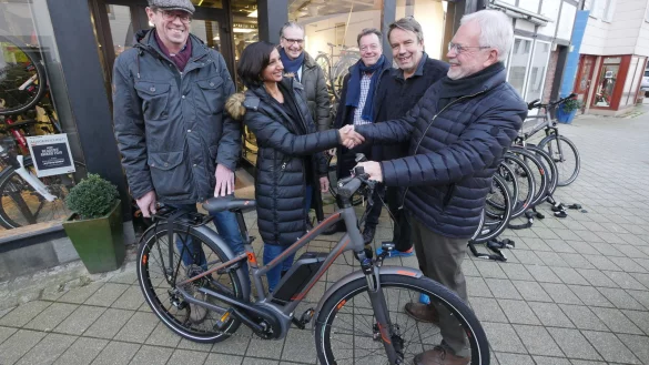 Gewinner Michael Schmehl und Dr. Elizabeth Pilgramm (als Vertretung f&uuml;r Dr. Sebastian Pilgramm) freuen sich mit den Lions Bernd Conrad, Hanno Baumann, Frank Neuwohner und Klaus Eberlein (von links). - &copy; Jost Wolf