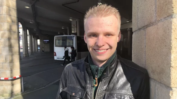 Henri Manuel B&ouml;geholz steht am ZOB in Bad Salzuflen. Er will den Nahverkehr ausbauen. - &copy; Sven Kienscherf