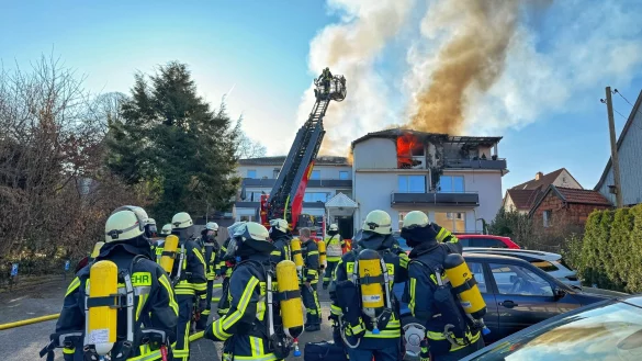 Der Brand in der Brunnenstraße hat sich laut den Ermittlern vom Balkon auf das Obergeschoss ausgebreitet. Das Gebäude ist nicht mehr bewohnbar. - © Freitag-TV