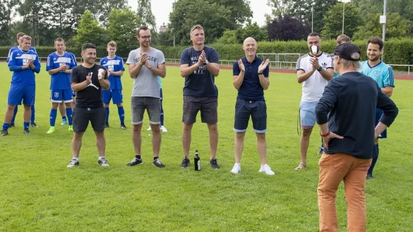 Applaus f&uuml;r den Jubilar: (vorne von links) Kenan Sayan, Serkan K&ouml;se, Marko K&ouml;nig, Uwe Hohnhold, Erhan Ocak und Necati Kezer klatschen auf dem Walkenfeld f&uuml;r Rolf-R&uuml;diger &bdquo;Docci" Rottmann. Dahinter stehen die Braker Norman Wehmeier, Patrick Kunze und Nico D&ouml;rmann (von links). - &copy; Egon Penner