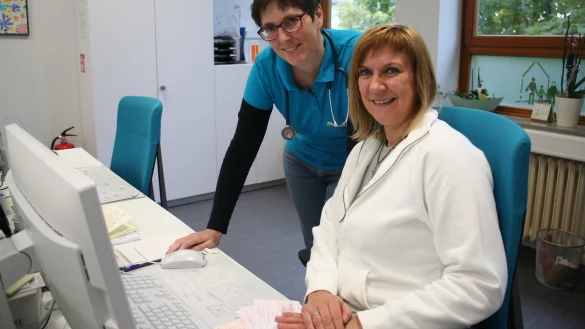 Bei der Arbeit: In den R&auml;umen der ehemaligen OGS behandelt Christa Bittscheidt ihre Patienten. Unterst&uuml;tzt wird sie von ihren Mitarbeiterinnen, hier die medizinische Fachangestellte Petra Kallweit. - &copy; Kirsten Fuhrmann