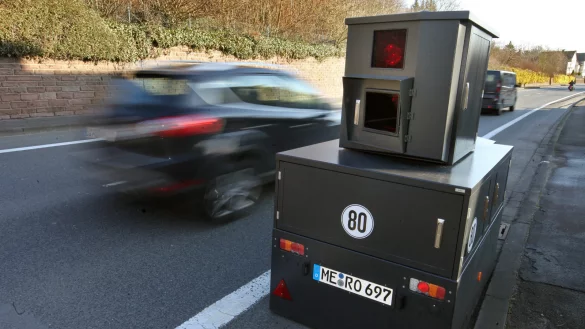 Nachfolger gesucht: Blitzeranh&auml;nger "Horst", hier an der Elisabethstra&szlig;e fotografiert, war drei Monate lang im Einsatz. Eigentlich hatte ihn die Stadt behalten wollen. - &copy; Archiv: Bernhard Preu&szlig;