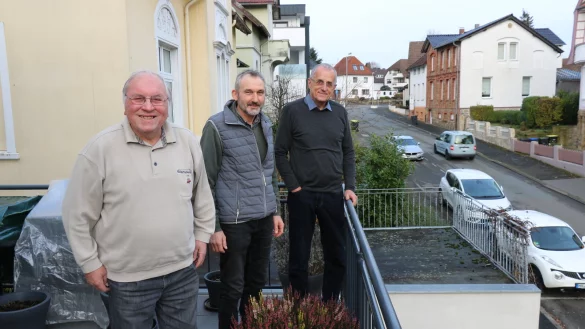Alfred Herbertz (von links), Friedrich Eversmeier und Ulrich Kramer stehen auf dem Balkon der Wohnung von Herbertz. Unter ihnen verl&auml;uft die Ahornstra&szlig;e - hier ist trotz Durchfahrtsverbot viel los, sagen die drei. - &copy; Alexandra Schaller