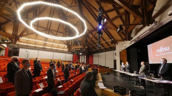 B&uuml;rgermeister Heinz-Dieter Kr&uuml;ger vereidigt w&auml;hrend der konstituierenden Sitzung im Kurtheater die gew&auml;hlten Ratsmitglieder. - &copy; Jost Wolf