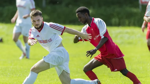 Mit einer Körpertäuschung lässt in dieser Szene Fabian Drews (weiß) seinen Barntruper Kontrahenten Abdoulaye Bah ins Leere laufen. - © Egon Penner
