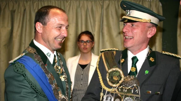 Der Kreisschützenkönig Sascha Ruge (links) nimmt die Glückwünsche von Andreas Laux entgegen. - © Sylvia Frevert