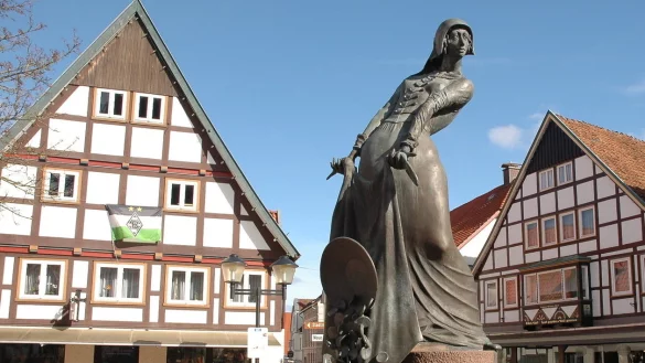 Tod auf dem Scheiterhaufen: Zur Erinnerung an Alheyd Pustekoke steht dieser Brunnen auf dem Blomberger Marktplatz. - &copy; Manfred Brinkmeier