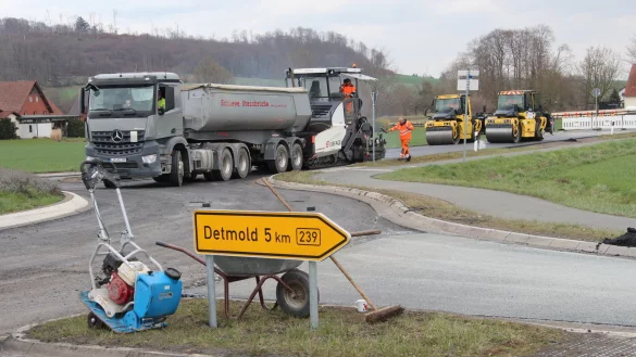 Donnerstag und Freitag ist am Kreisel asphaltiert worden. - &copy; Jana Beckmann