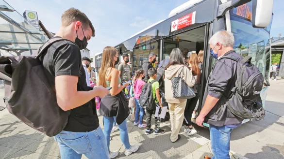 Eine Eltern-Initiative w&uuml;nscht sich ein kostenloses Sch&uuml;lerticket f&uuml;r alle. Bisher haben nur die Sch&uuml;ler einen Anspruch auf kostenlose Bus-Bef&ouml;rderung, die weit genug entfernt von der Schule wohnen. - &copy; Jost Wolf