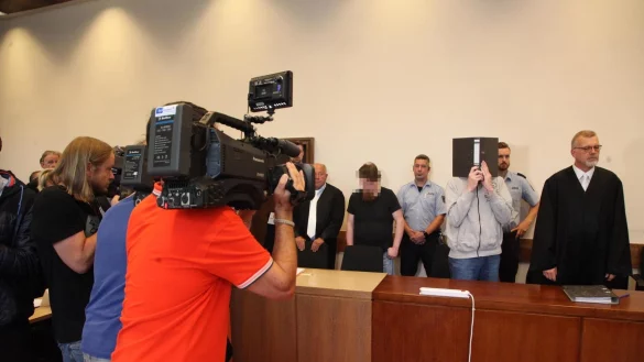 Nur wenige Minuten dauert es am Donnerstagmorgen, bis das Urteil gesprochen ist: Zw&ouml;lf Jahre Haft f&uuml;r den Steinheimer Mario S. und 13 Jahre Haft f&uuml;r Andreas V. verh&auml;ngt die Kammer. Beide sollen anschlie&szlig;end in Sicherungsverwahrung untergebracht werden. - &copy; Bernhard Preu&szlig;