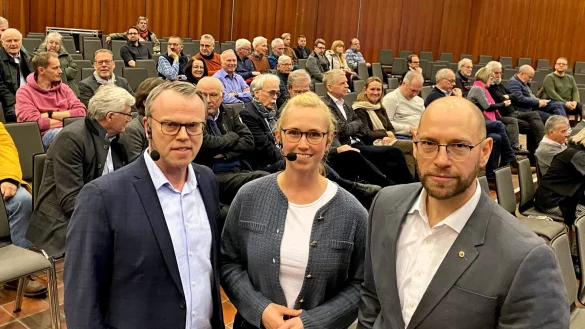 Auf rege Beteiligung stie&szlig; eine Informationsabend &uuml;ber Bedrohung und Spionage durch das Internet. Die IT-Experten Eckhard Koch (l., FHDW-Pr&auml;sident) und Desiree Wendenburg (NRW-Verfassungsschutz) wurden vom Oerlinghauser Lions-Pr&auml;sident Martin Dombrowski begr&uuml;&szlig;t. Foto: Horst Biere - &copy; Horst Biere