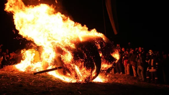 Ein brennendes Rad rollt den L&uuml;gder Osterberg hinab - dieses Bild wird sich auch in diesem Jahr nicht bieten. - &copy; Dechenverein L&uuml;gde